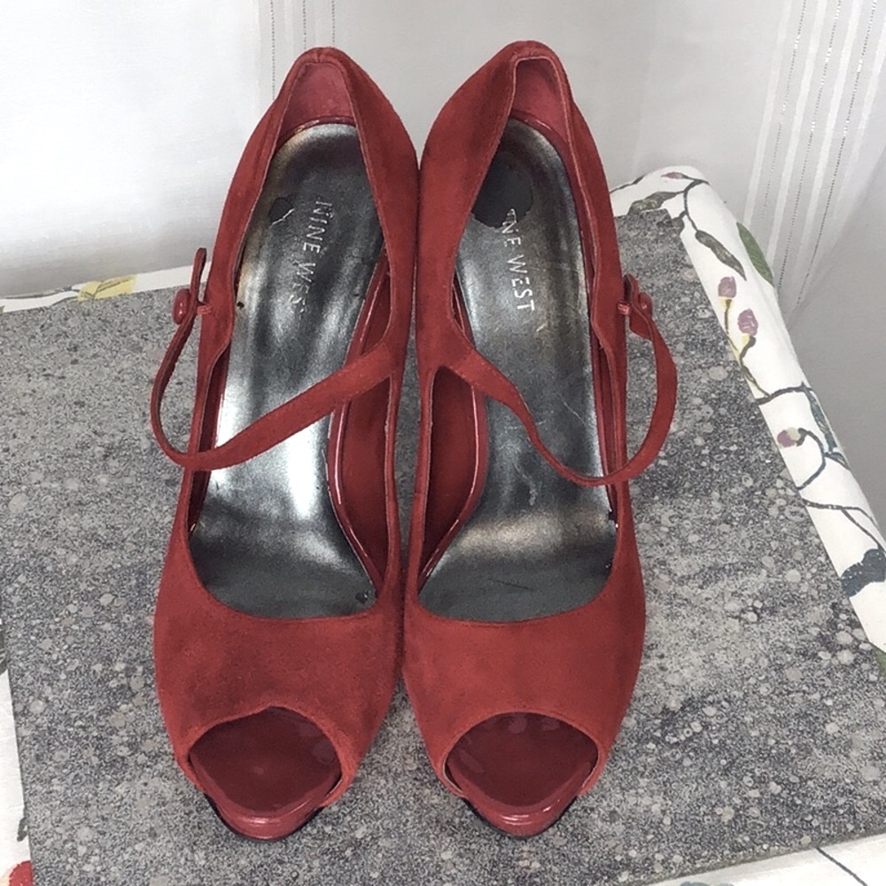 🪭 Nine West Luminous Brick Red Suede Ankle Strap Peep Toe Heels Sz.8.5 - Picture 9 of 10